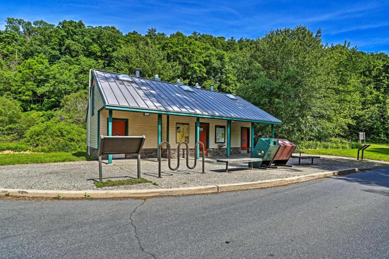 Modern East Stroudsburg Home With Deck And Gas Grill! Екстериор снимка